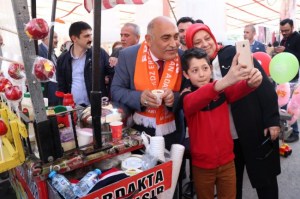 Erol Şahine Cumartesi pazarında sıcak ilgi