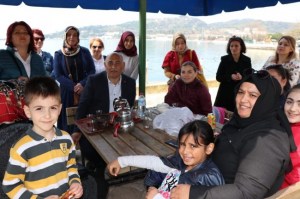 Erol Şahin, sahilde gezdi, vatandaşlarla sohbet etti