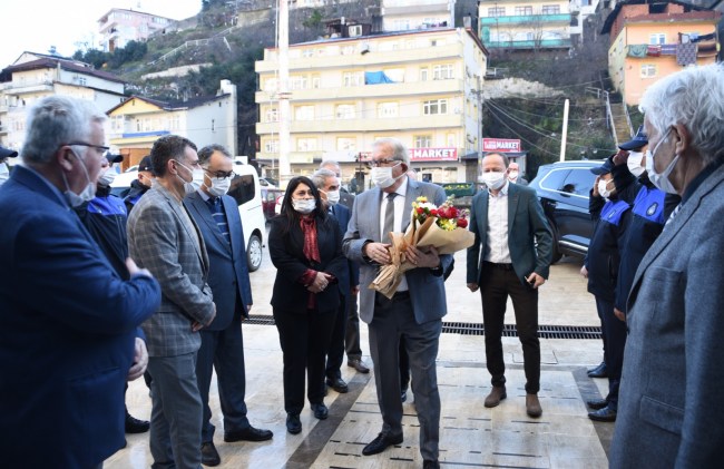 Koronoyı yendi, çiçeklerle göreve başladı