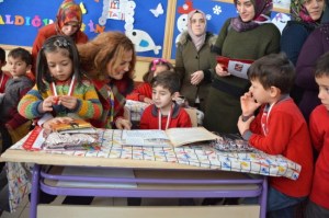 ÖĞRENCİLERE KARNE DAĞITTI